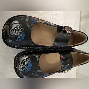 Algeria Mary Jane’s Size  39. Black with metallic flowers